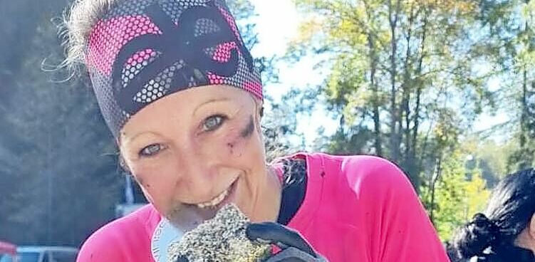 Jenny Menzel freut sich über die verdiente Medaille